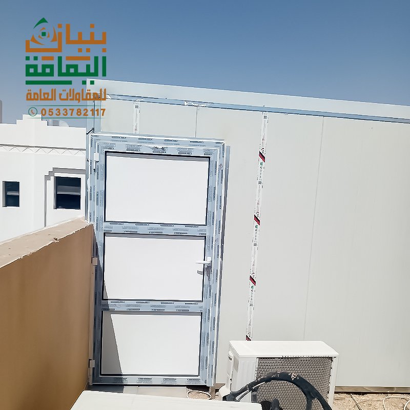 غرفة ساندوتش بانل مع باب المنيوم مودرن