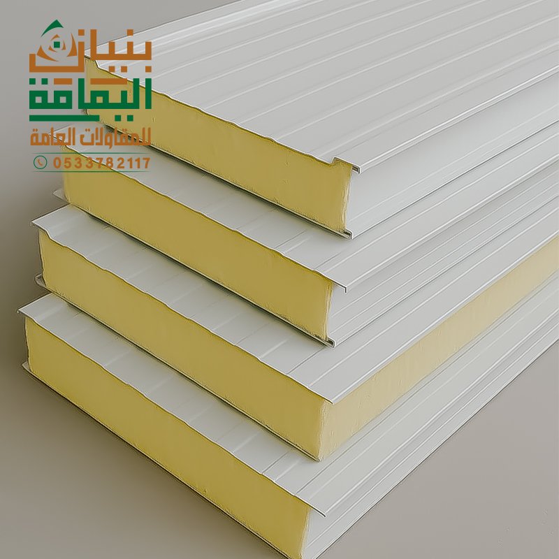 توضيح طبقات ألواح الساندوتش بانل المكونة من الصاج المغلف بمادة البولي يوريثان للعزل الحراري والمائي.
