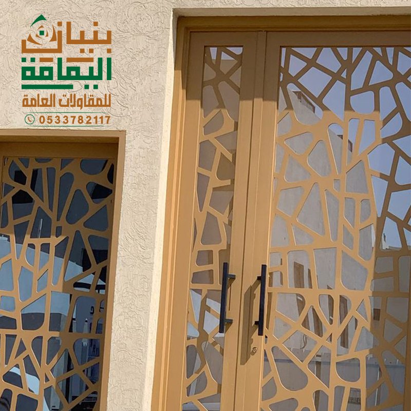 ابواب حديد قص ليزر بمدخل مبنى تجاري