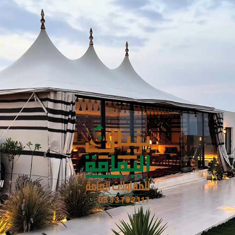 خيام ملكية بشكل هرمي مع واجهات زجاج فاخر