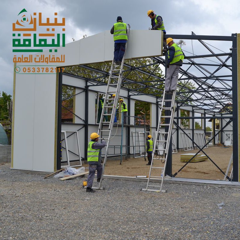 عمال يقومون بتركيب الواح عازلة لهنجر في الرياض 
