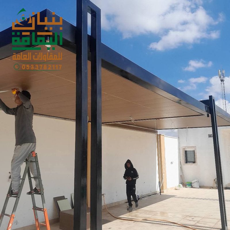 تصميم مودرن لموقف سيارات أمام واجهة منزل سكني في حي النرجس