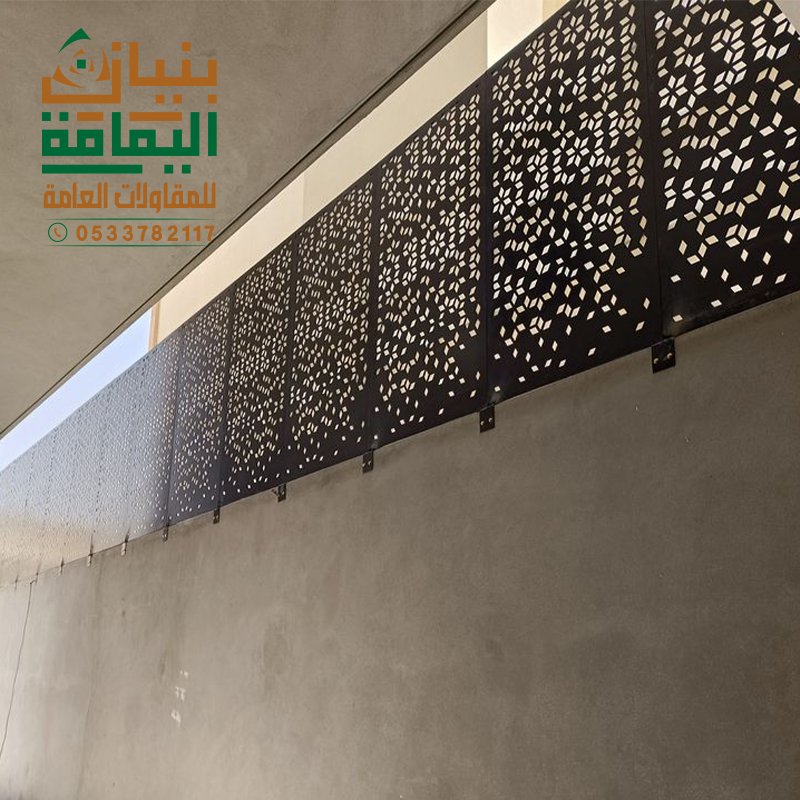 نقشة زخرفية إسلامية على واجهة حديدية مفرغة