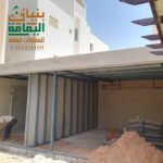 ملحق سكني بسقف وجدران من ألواح ساندوتش بانل أثناء التنفيذ في الرياض من مؤسسة بنيان اليمامة