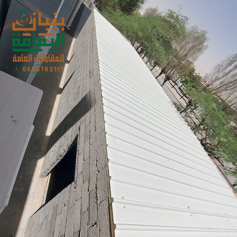 منظر خارجي لسقف ساندوتش بانل على ملحق سكني في الرياض