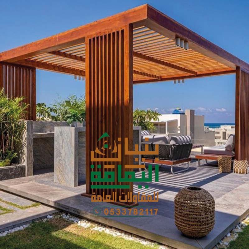 مظلة حديقة منزلية بتصميم خشبي فوق جلسة خارجية