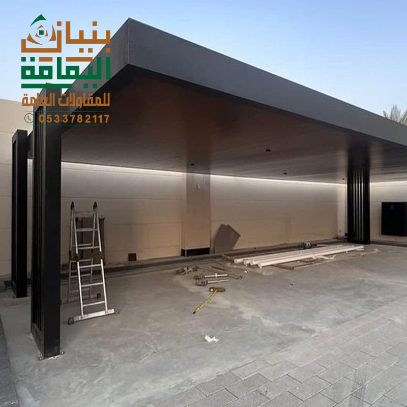 تغطية خارجية بتصميم خشبي تضيف مظهر فخم لمواقف السيارات