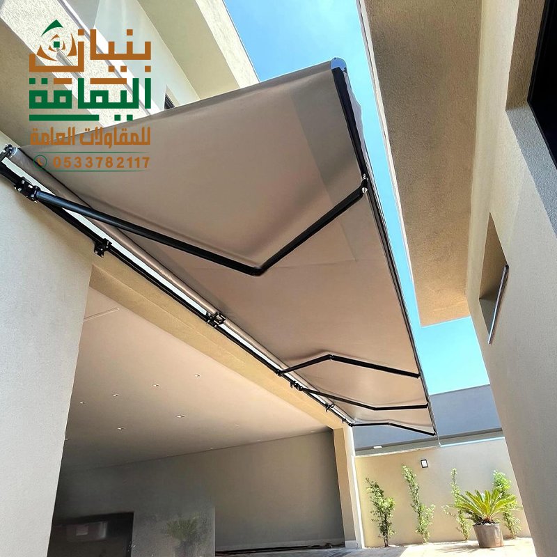 مظلة سيارات كهربائية حديثة بهيكل ألمنيوم وقماش PVC من تنفيذ مؤسسة بنيان اليمامة
