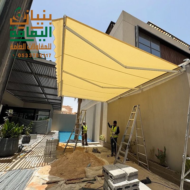 مظلة سيارات كهربائية متحركة مفتوحة داخل حوش فيلا في الرياض
